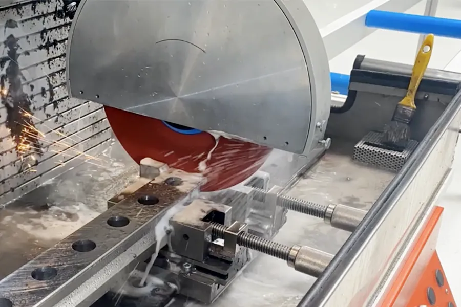 Trennen einer Schiene – Lineartechnik